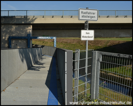 Hier hängt der Radweg an der Brücke