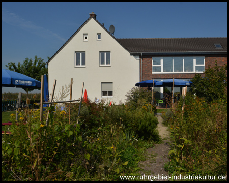 Neben Café und Toilette gibt es auch einen Garten zu bewundern