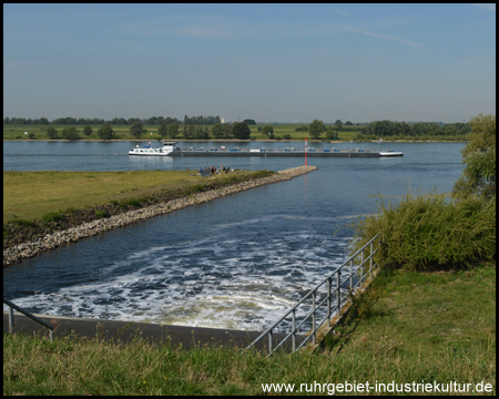 Hier fließt die Emscher bei Dinslaken in den Rhein