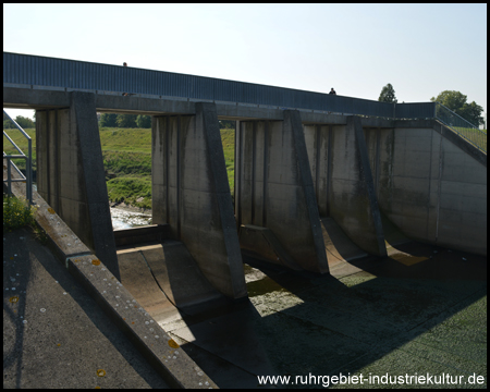 Hohes Absturzbauwerk, das das Wasser überwindet (wegen Niedrigwasser bei der Tour nicht überflossen) 