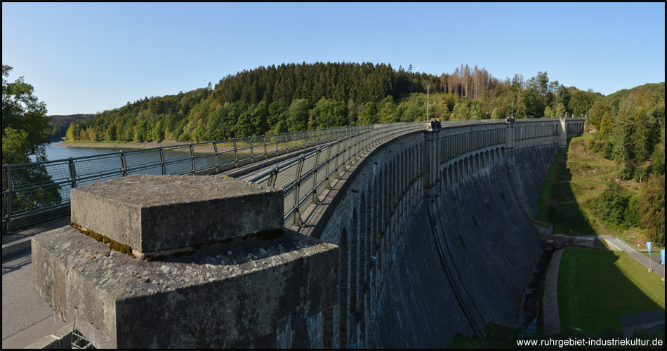 Panoramaansicht auf die Staumauer der Ennepetalsperre mit dem Stausee dahinter (Titelbild dieser Seite)