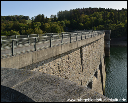 Der Stausee hat einen niedrigen Wasserstand