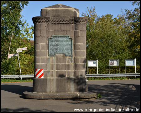 Denkmal und Infotafeln am westlichen Ende der Mauer