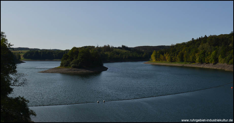 Stausee hinter der Talsperre mit Halbinsel mitten im See, der sich in zwei Hauptarme aufteilt