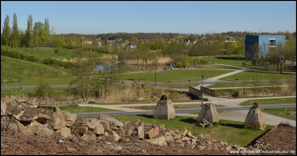 Fundamente am Achsenkreuz, das den Park prägt