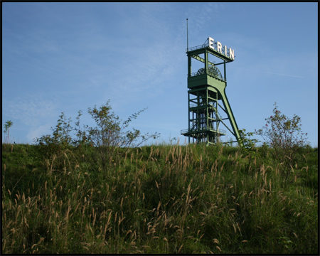 Förderturm über Schacht VII mit dem typischen ERIN-Schriftzug