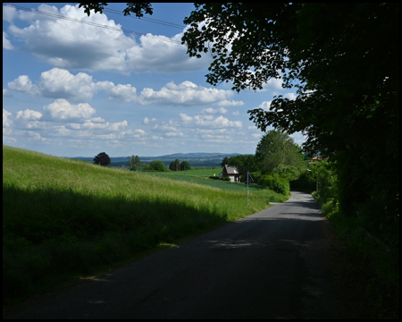 Radweg bergab ins Tal