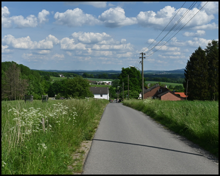 Nebenstraße mit Talfahrt und Blick ins Ruhrtal