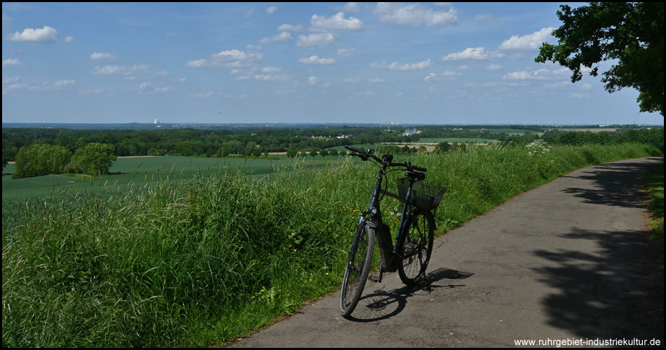 Aussicht an der Emscher-Ruhr-Tour in der Nähe von Haus Opherdicke mit Blick nach Unna, Massen und Holzwickede