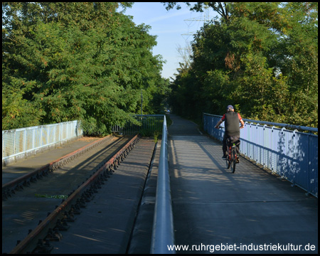 Eine von drei kurzen, hintereinanderliegenden Straßenbrücken