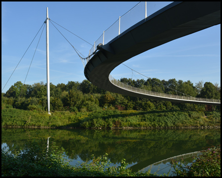 Sichelförmige Brückenform mit nur einem Pylon