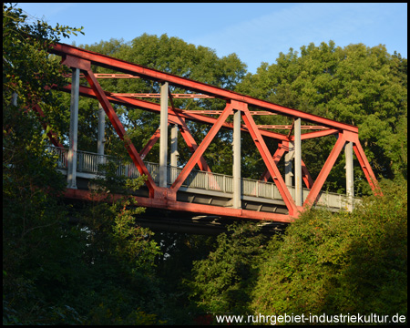 Rote Brücke von unten gesehen