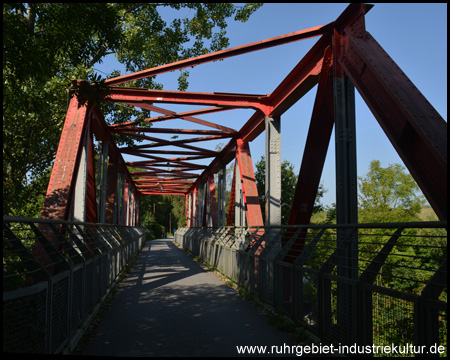 Erzbahnbrücke Nr. 1 mit Stahlfachwerk über eine Bahnstrecke