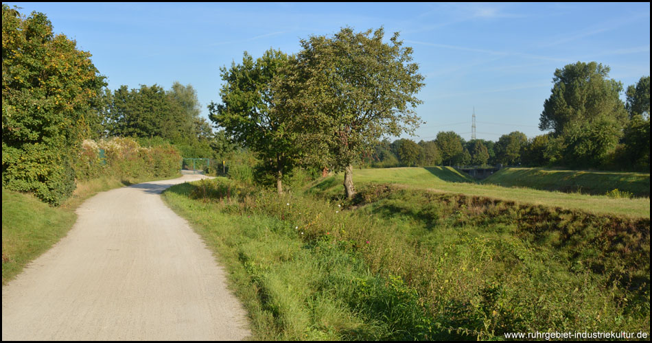 Die letzten Meter bis zum Ziel: Am Hüller Bach entlang mit Blick zum Kanaldüker 