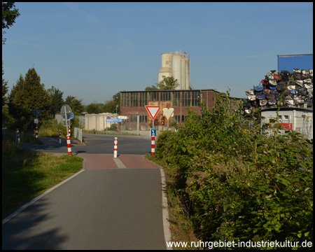 Eine von zwei Straßenquerungen der Erzbahn am Hafen Grimberg