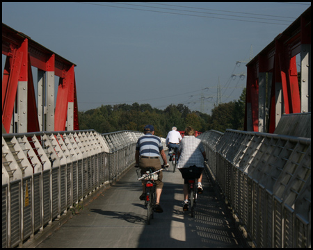 Fahrt über die Pfeilerbrücke, das größte Bauwerk der Trasse