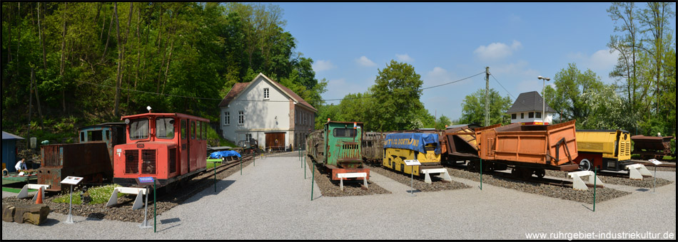 Panoramafoto über die Fahrzeugausstellung des Feldbahnmuseums. Im Gebäude hinten befindet sich der Ausstellungsraum