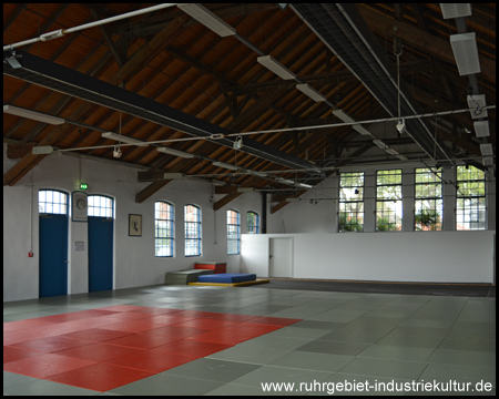 Nördlichste Halle mit Mattenboden und Holzdach