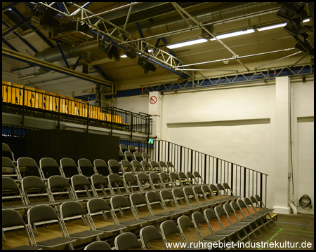 Verschiedene Hallen mit einer Tribüne...