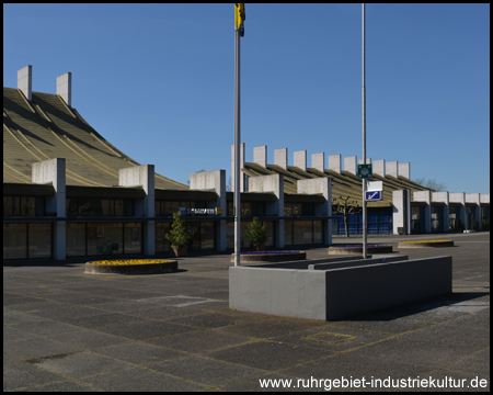 Forum Europaplatz mit der Stadthalle...