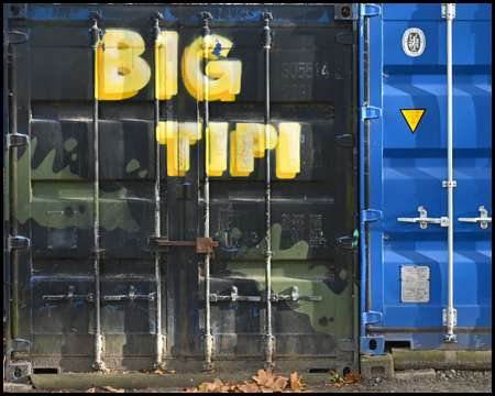 Container mit Grafitti "BIG TIPI"