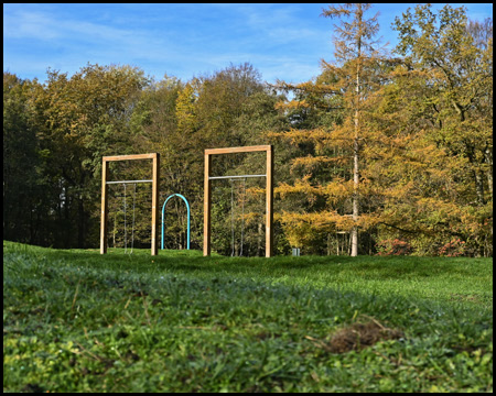 Spielplatz mit Schaukeln