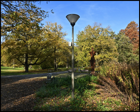 Straßenlaterne an Parkweg