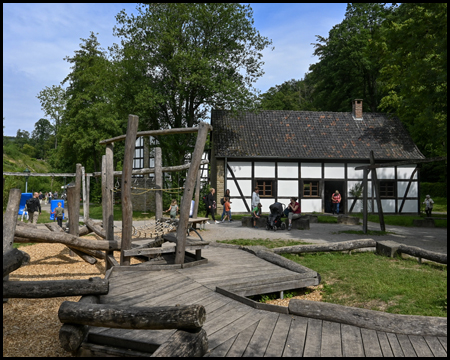 Messingstampfhammer und Spielplatz