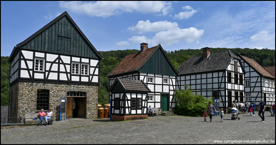 Dorf im Freilichtmuseum Hagen mit Brennerei, Bürgermeisteramt und Metzgerei