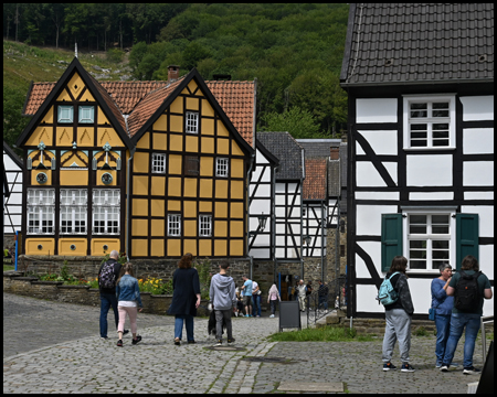 Gelbe und weiße Fachwerkhäuser im Freilichtmuseum Hagen