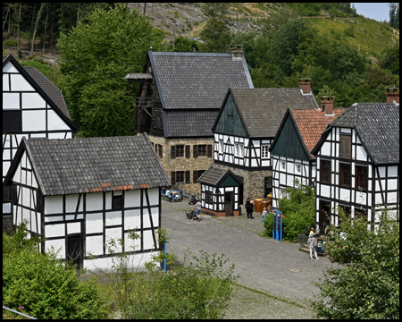 Vogelperspektive auf ein Fachwerkdorf