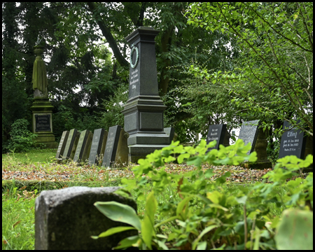 Grabsteine auf dem neuen Friedhofsteil