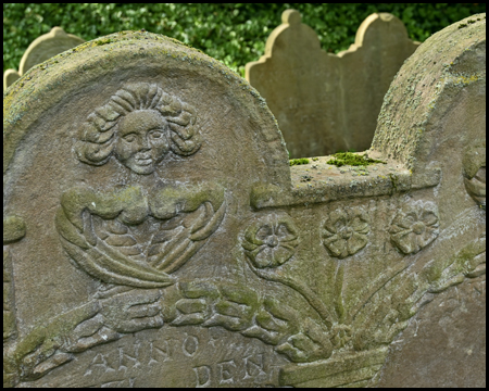 Details an einem Grabstein mit Barockengel
