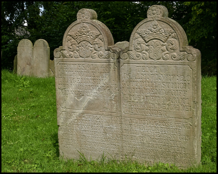 Mittelalterliche Grabsteine auf einem Friedhof in Bochum