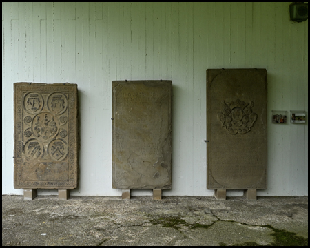 Grabplatten der Ümminger Kirche an der Kapellenwand