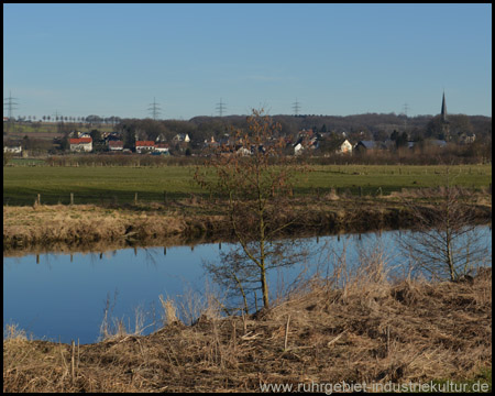 Das Ruhrtal bei Dellwig mit der Kirche. Im Hintergrund erhebt sich der Haarstrang