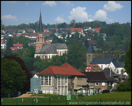 Blick auf Fröndenberg/Ruhr mit der Marien- und Stiftskirche und dem Wasserkraftwerk Schwitten (vorne)