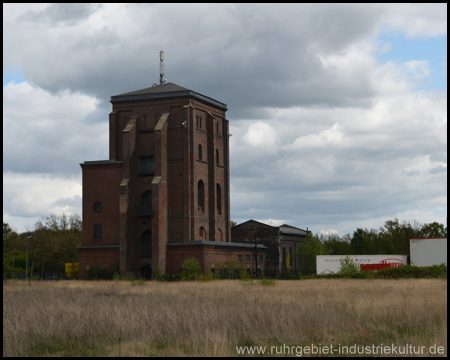 Düstere Wolken über dem monumentalen Turm