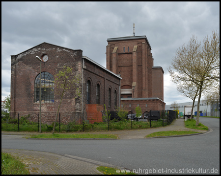 Maschinenhalle auf der Rückseite des Turms, der  an dieser Seite kaum Fenster hat