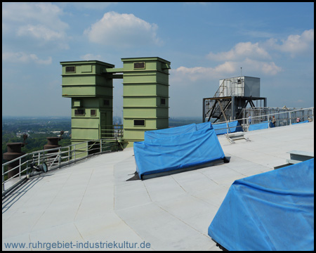 Treppenturm und Überdruckventile an der Dachkante