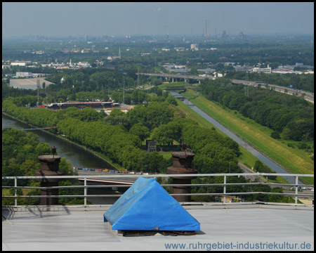 Nach fast 40 Kilometern parallelem Verlauf trennen sich hier  die Emscher und der Rhein-Herne-Kanal