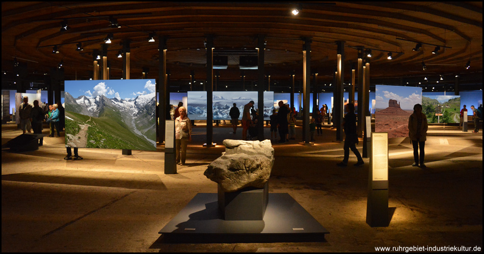 Ausstellungshalle im Erdgeschoss: "Der Berg ruft"