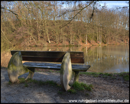 Bank am Beginn des Weges rund um den Stausee