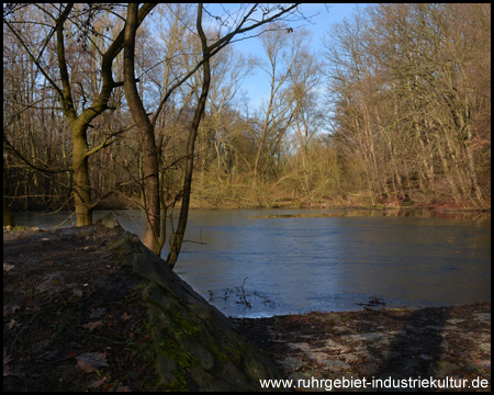 Damm und Überlauf des Vorstaubeckens