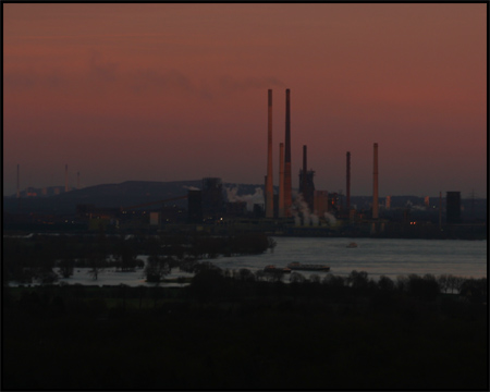 Blick über den Rhein Richtung Oberhausen. Hinten Halde Haniel.