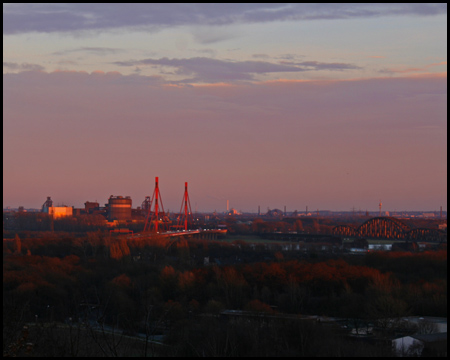 Autobahn- und Eisenbahnbrücke im Sonnenuntergang