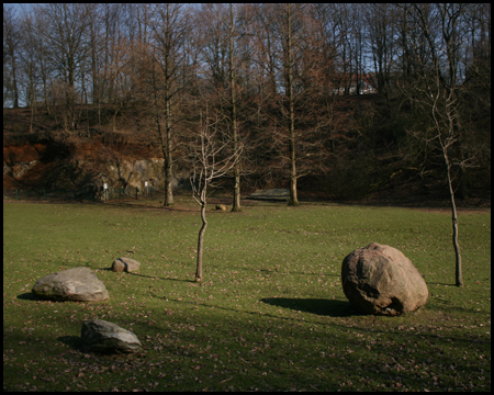 Findlinge auf der weiten Wiesenfläche mitten im Steinbruch