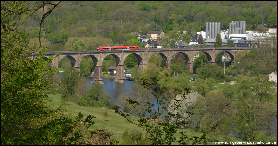 Das Glück ist mit dem Geduldigen: Ein Zug der Volmetal-Bahn fährt über das Große Herdecker Viadukt über der Ruhr