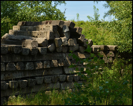 Stapel von Betonschwellen am Rande des Gleisparks