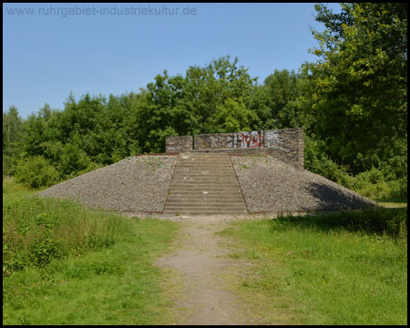 Runde Aussichtspyramide im östlichen Teil des Parks